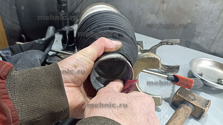 Очищаем прилегающую поверхность Очищаем прилегающую поверхность