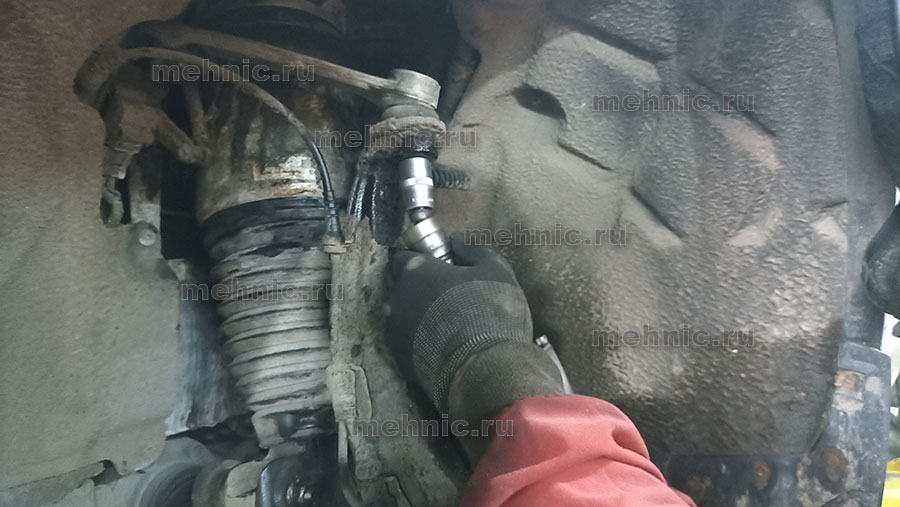 Откручиваем шаровую опору Откручиваем шаровую опору