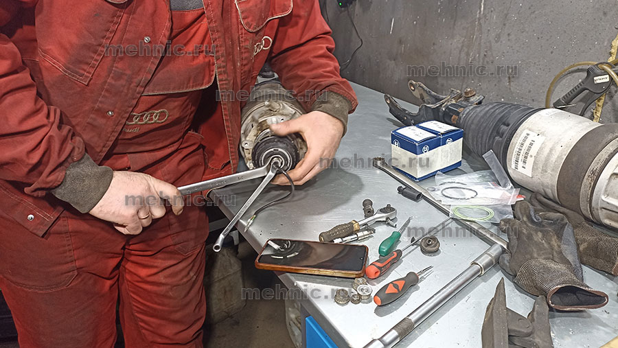 Откручиваем гайку Откручиваем гайку