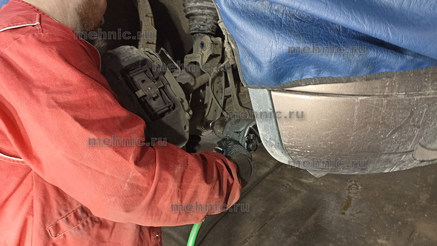 Откручиваем стойку от рычага Откручиваем стойку от рычага