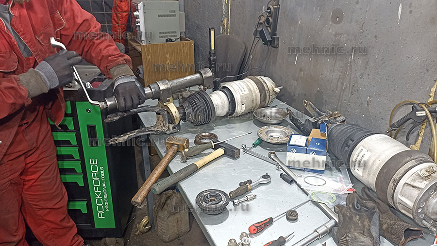 Извлекаем амортизатор Извлекаем амортизатор