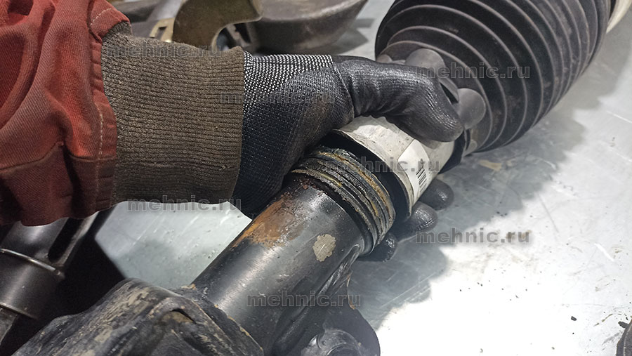 Уплотнитель на амортизаторе Уплотнитель на амортизаторе