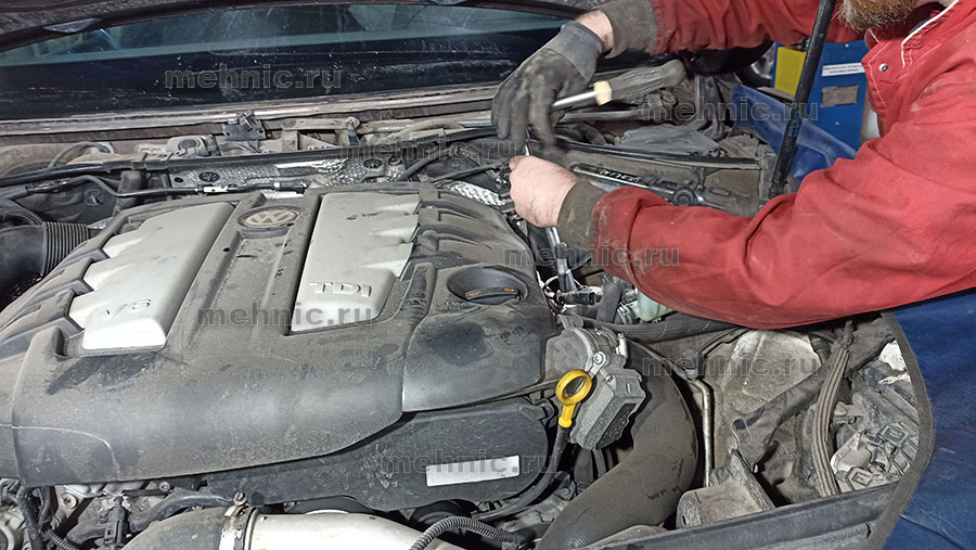 Откручиваем стойку из под капота Откручиваем стойку из под капота