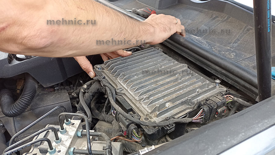 Извлекаем блок управления двигателем