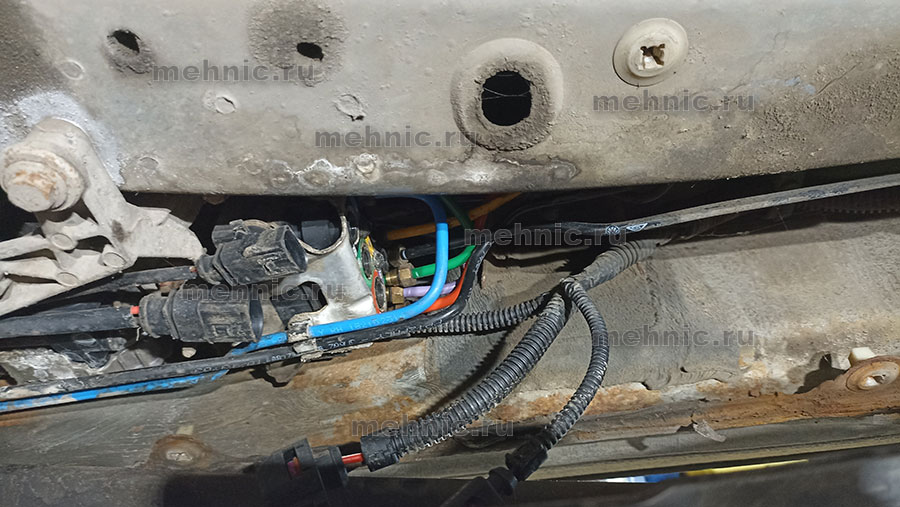 Отсоединяем разъемы