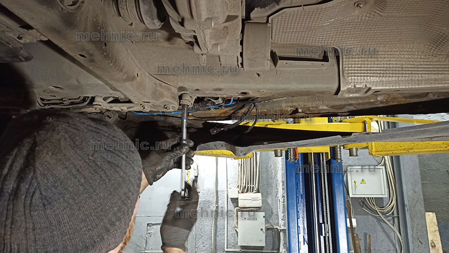 Откручиваем болты крепления