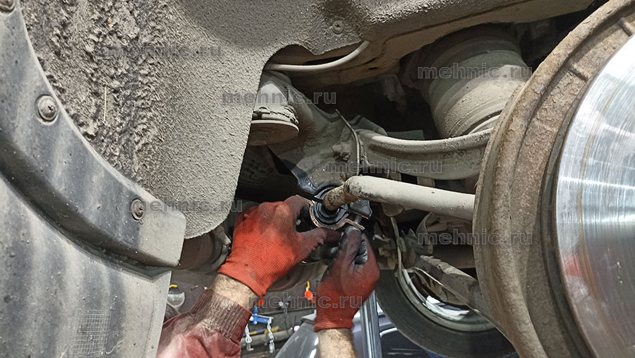 Прикручиваем хомут на место