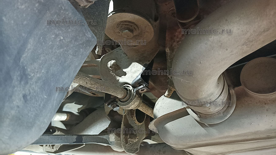 Выкручиваем болты