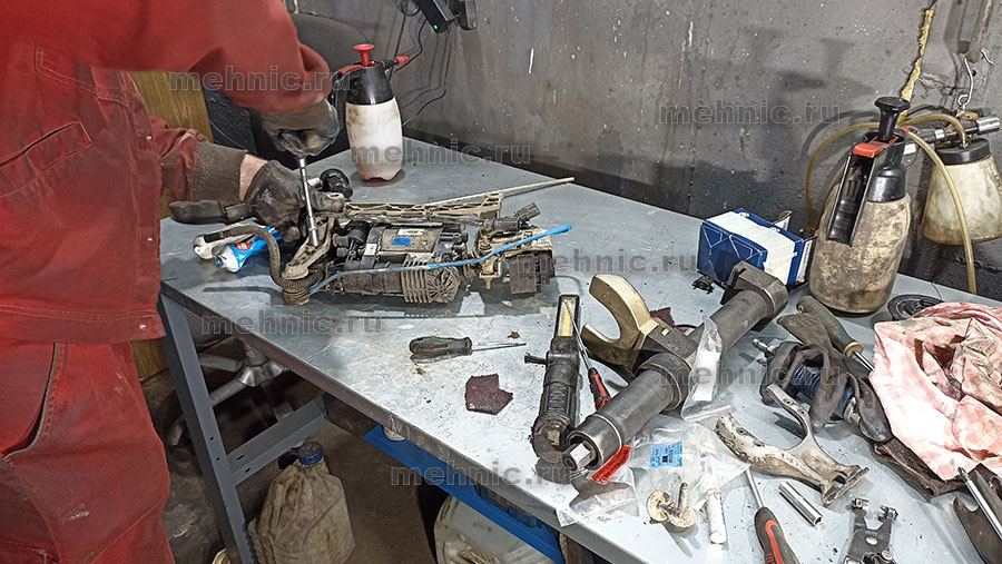 Снимаем кронштейн крепления компрессора к кузову Фольксваген