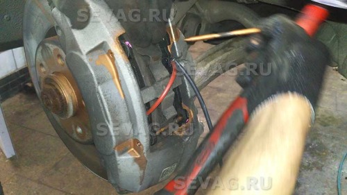 Замена передних тормозных колодок Ауди Q5 (Audi q5)
